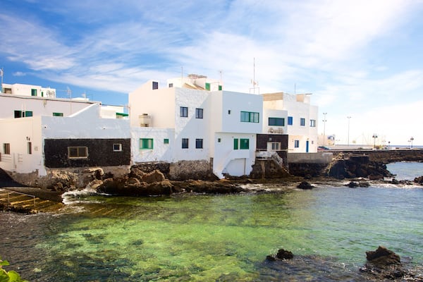 Lanzarote das einen Küstenort und allgemeine Küstenansicht