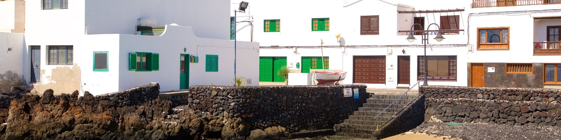 Lanzarote mettant en vedette vues littorales, ville cĂŽtiĂšre et cĂŽte rocheuse