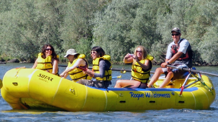 Rogue River mit einem Rafting und Fluss oder Bach sowie kleine Menschengruppe