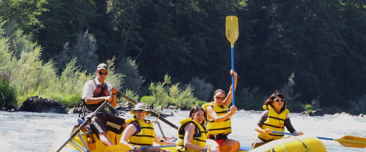 Rogue River mettant en vedette rapides et rafting aussi bien que petit groupe de personnes