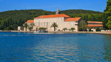 Kroatien mit einem Haus, historische Architektur und Bootfahren