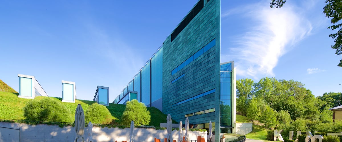 Museo de Arte de Kumu ofreciendo arquitectura moderna