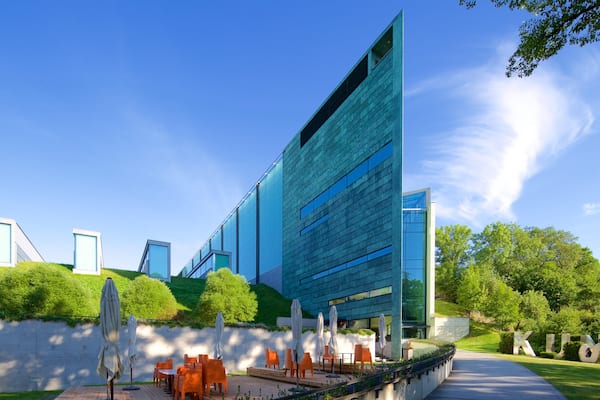 Museo de Arte de Kumu que incluye arquitectura moderna