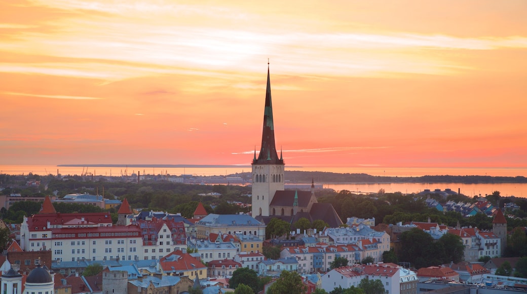 Tallín ofreciendo una ciudad y una puesta de sol