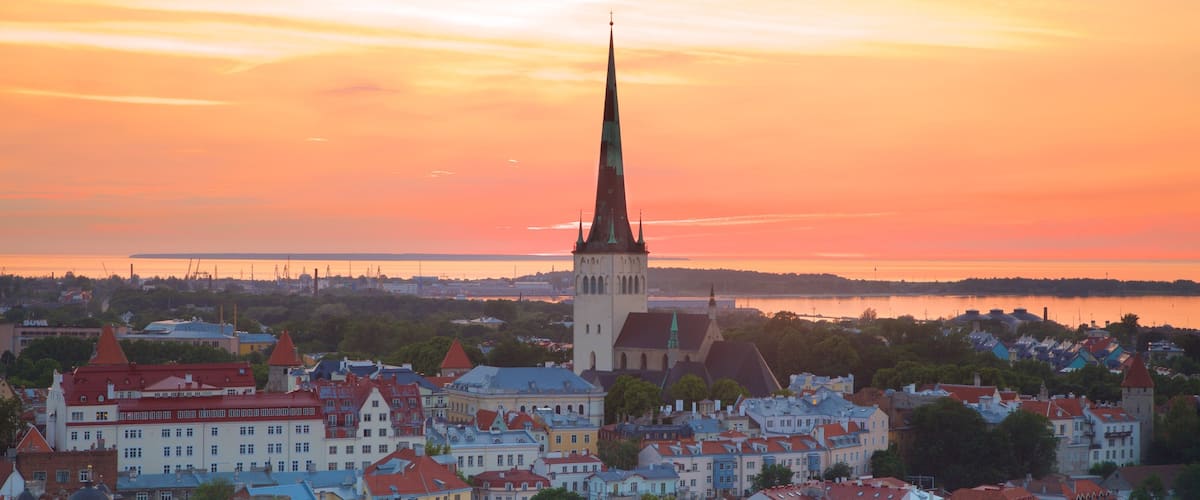 Tallinn toont een zonsondergang en een stad