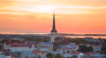 Tallinn mettant en vedette ville et coucher de soleil