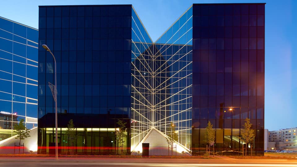 Centro commerciale Rotermanni che include architettura moderna e paesaggio notturno