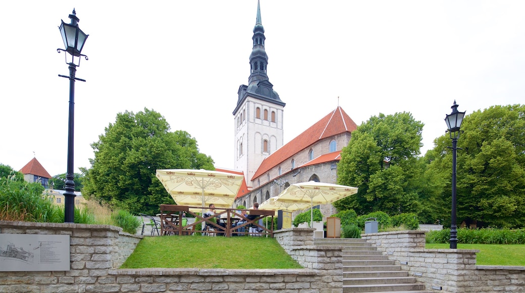 Niguliste kirik som viser historisk arkitektur, kirke eller katedral og park