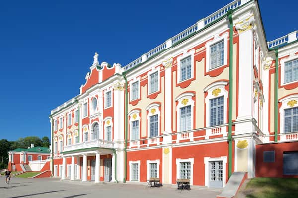 Palacio Kadriorg mostrando arquitectura patrimonial, palacio y elementos patrimoniales