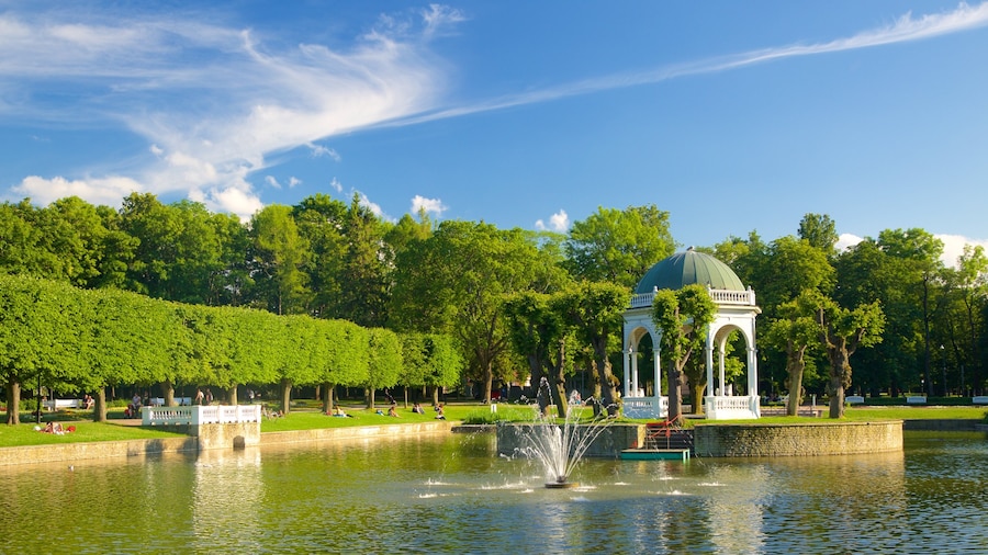 Kadrioru Park showing a garden, a pond and a fountain