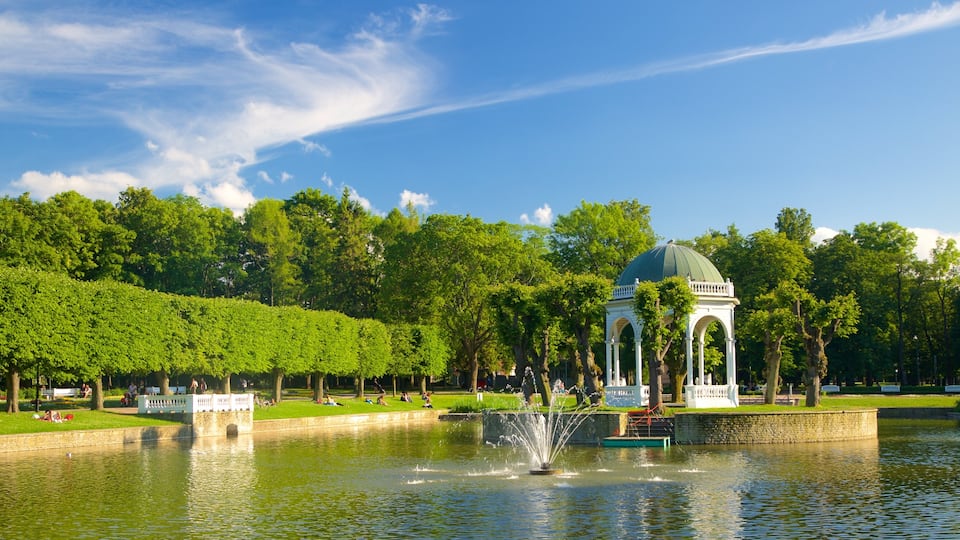 Parco di Kadrioru che include parco, fontana e laghetto