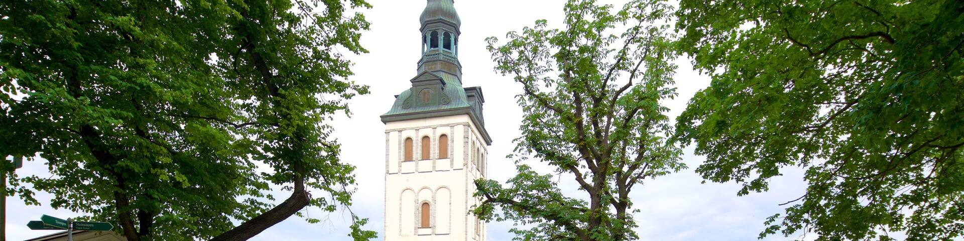 Tallinn showing a square or plaza and heritage architecture