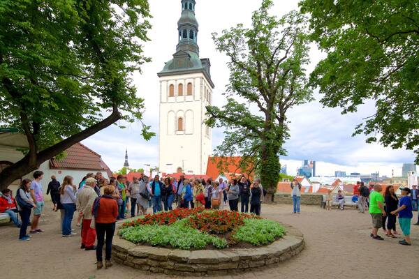 Tallinn showing a square or plaza and heritage architecture