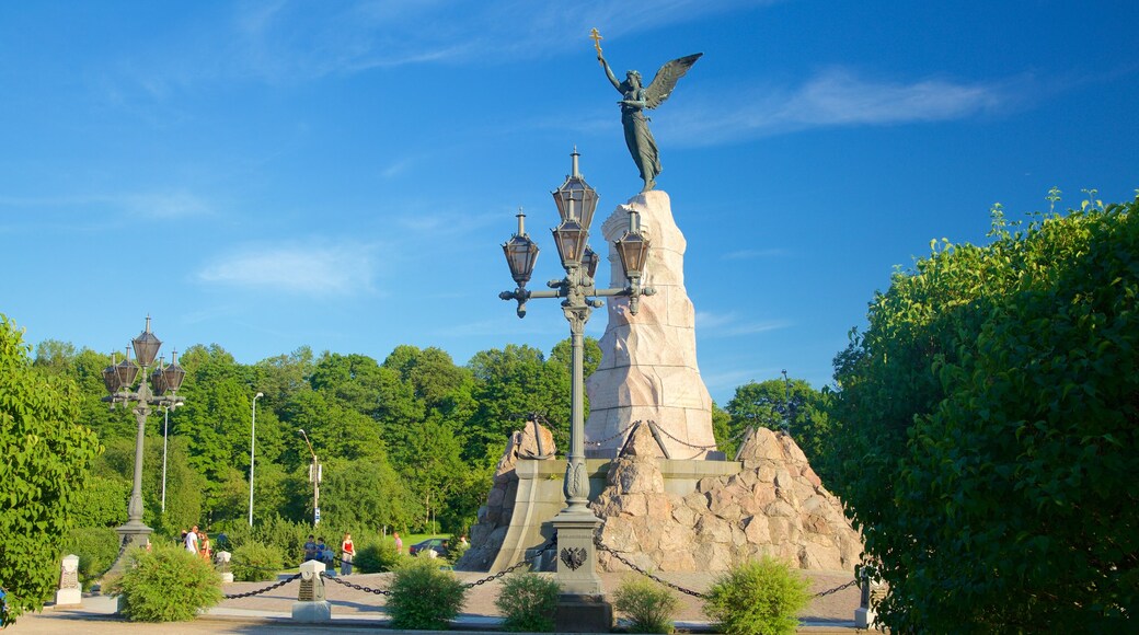 Talim caracterizando um parque e uma estĂĄtua ou escultura