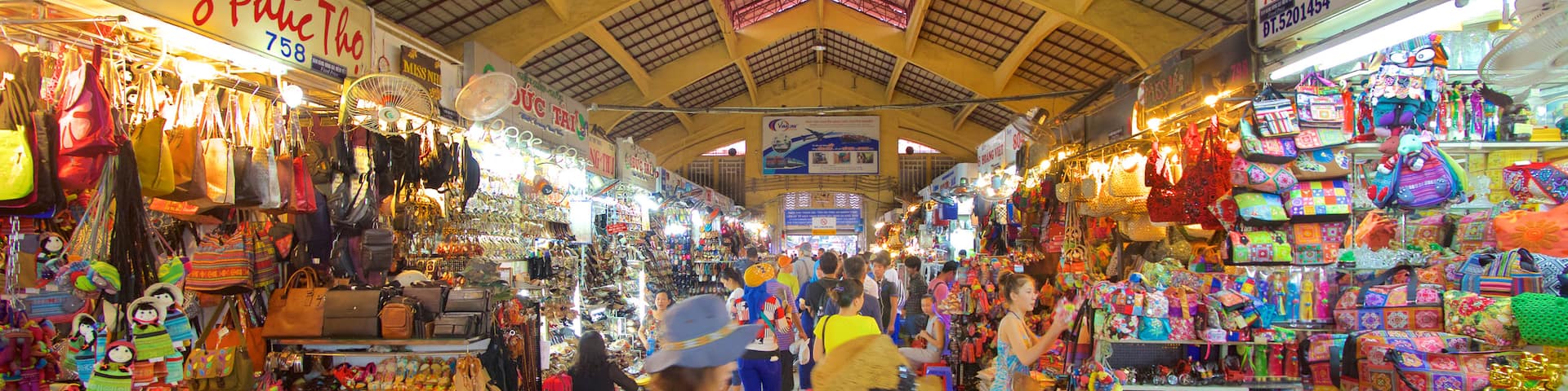 Ben Thanh Market showing markets and shopping