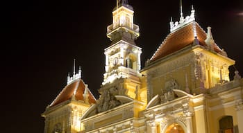 Ayuntamiento de la ciudad de Ho Chi Minh mostrando arquitectura patrimonial y escenas nocturnas