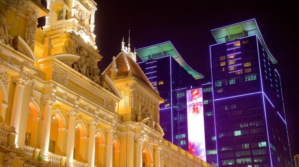 Municipio di Ho Chi Minh mostrando architettura d\'epoca, architettura moderna e paesaggio notturno