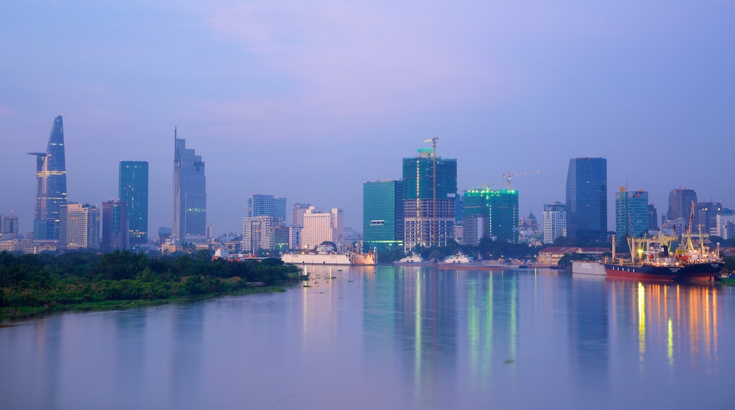 Fiume Saigon che include città, skyline e nebbia e foschia