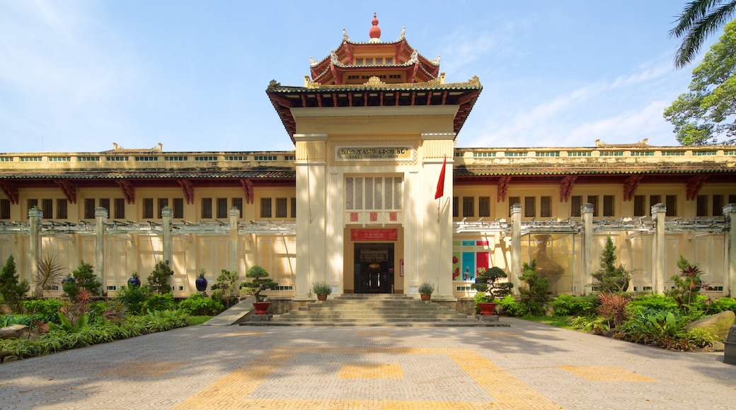 Museo de Historia de Vietnam ofreciendo patrimonio de arquitectura y un templo o lugar de culto