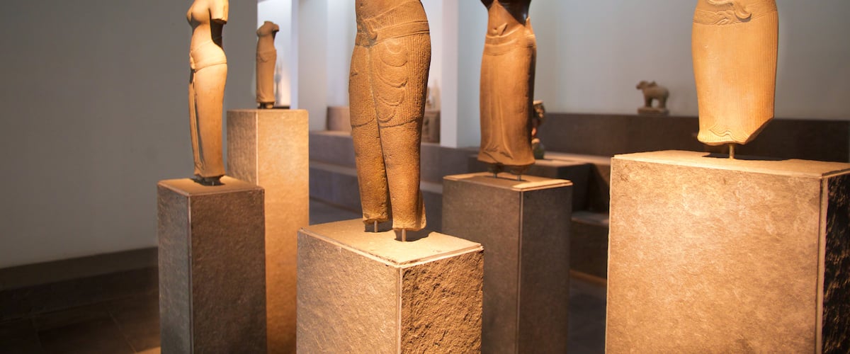 Museo de Historia de Vietnam que incluye una estatua o escultura y vistas de interior