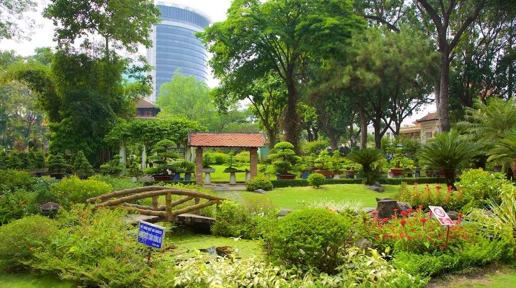 Saigon Zoo and Botanic Garden showing a garden