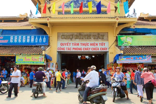 Cholon mit einem Einkaufen und Beschilderung sowie große Menschengruppe