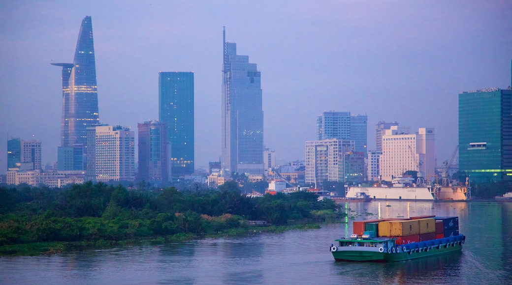 Fiume Saigon mostrando giro in barca, skyline e città