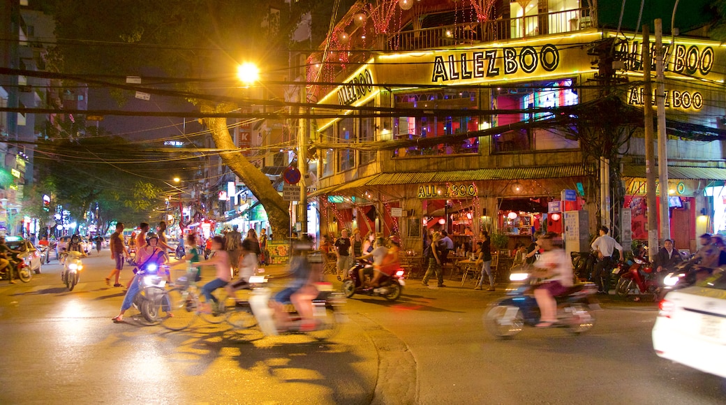Pham Ngu Lao Street mostrando escenas nocturnas, escenas urbanas y compras