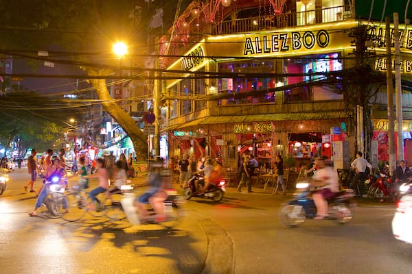 Pham Ngu Lao Street welches beinhaltet Einkaufen, StraĂenszenen und bei Nacht