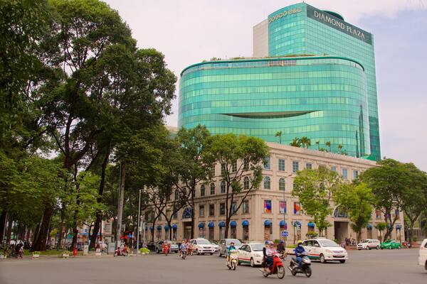 Diamond Plaza showing a square or plaza, modern architecture and street scenes