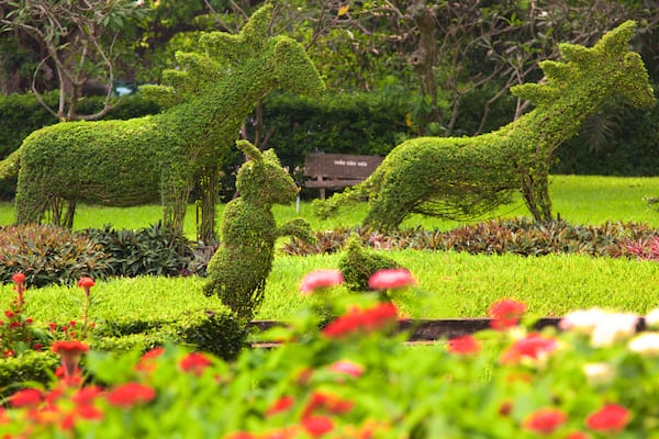 Jardin botanique et zoologique de SaĂŻgon mettant en vedette jardin et animaux de zoo