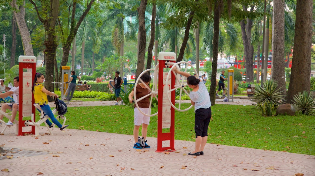 Parque Tao Dan mostrando un parque y también un grupo pequeño de personas