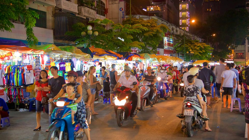 Ben Thanh Market showing shopping, street scenes and markets