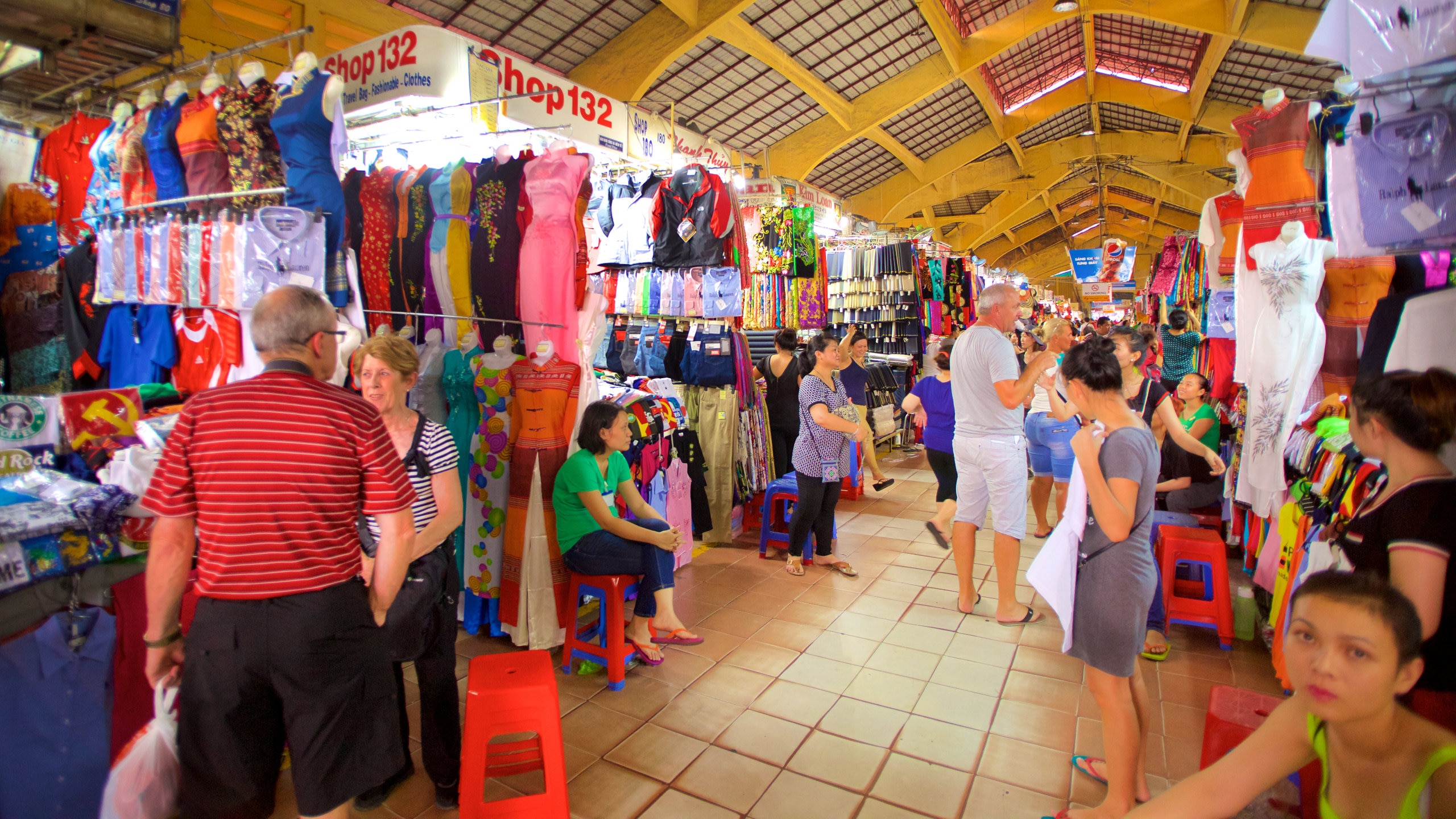 Ben Thanh Market showing shopping, interior views and markets