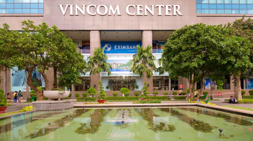 Centro Comercial Vincom Center ofreciendo una fuente y señalización