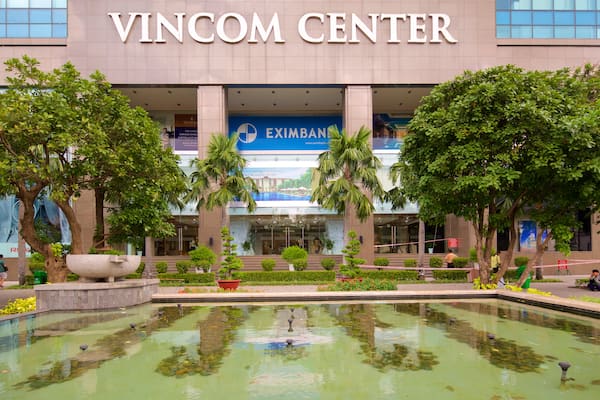 Einkaufszentrum Vincom Center mit einem Springbrunnen und Beschilderung