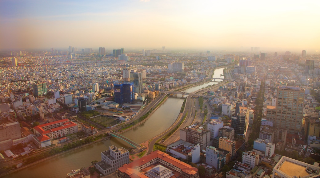 Saigon Skydeck welches beinhaltet Fluss oder Bach und Stadt