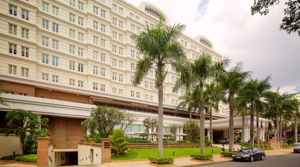 Parkson Plaza showing heritage architecture and a hotel