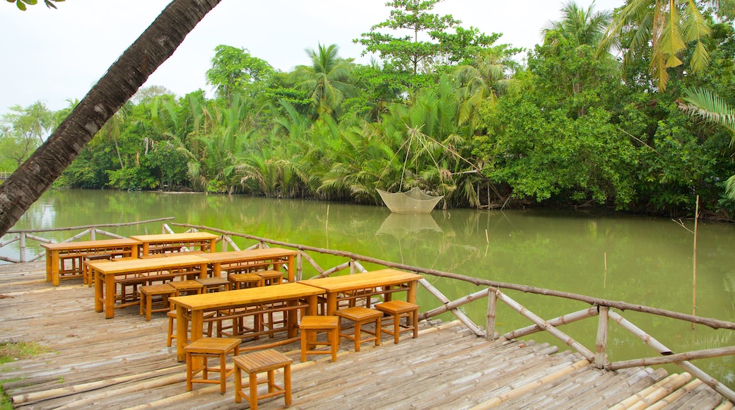 Thành phố Hồ Chí Minh cho thấy hồ nước và thị trấn nhỏ