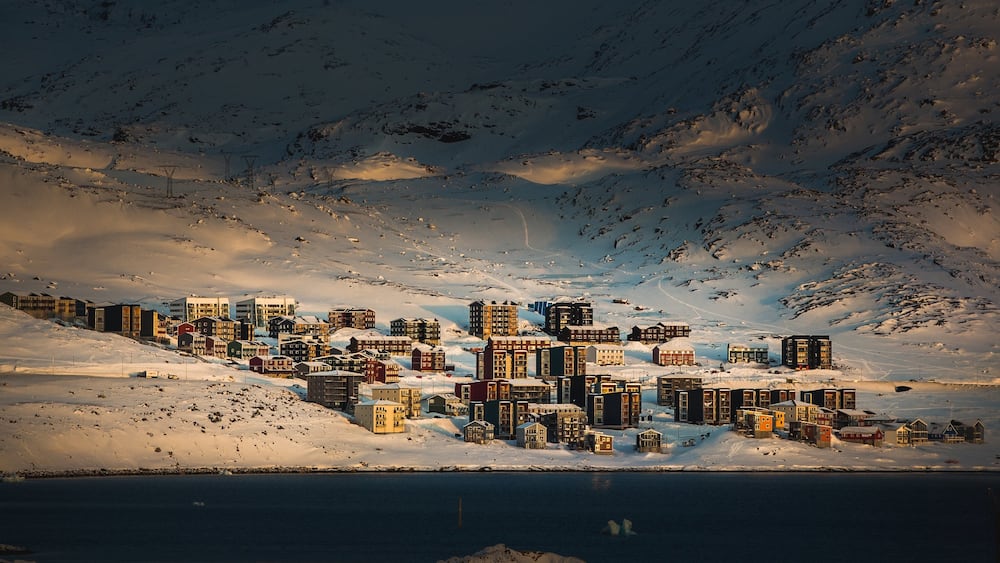 Nuuk mettant en vedette neige et ville