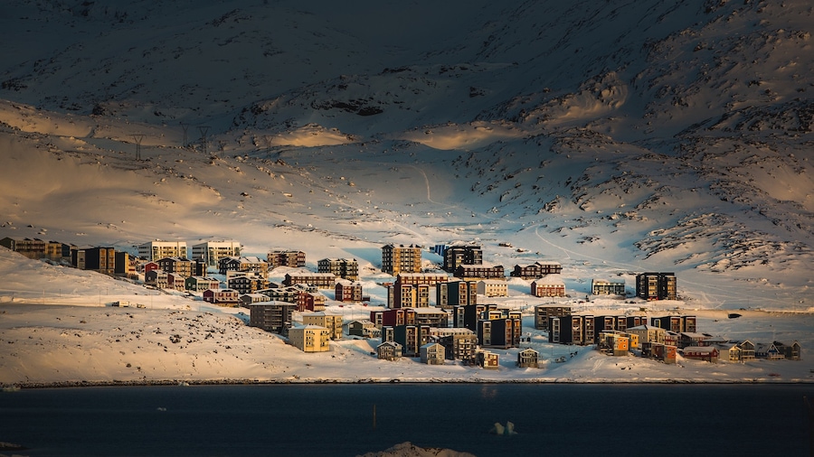 Nuuk mostrando una ciudad y nieve