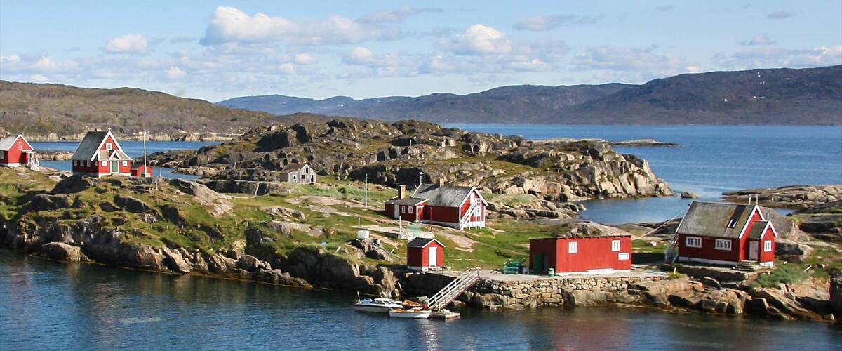 Sisimiut som viser en lille by eller en landsby og bjerge
