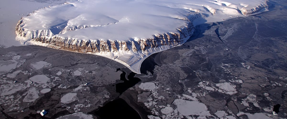 Qaanaaq montrant neige et vues d\'Ăźle