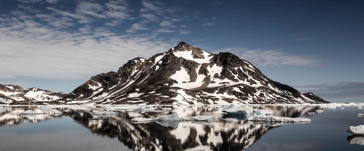 Greenland which includes mountains, snow and landscape views