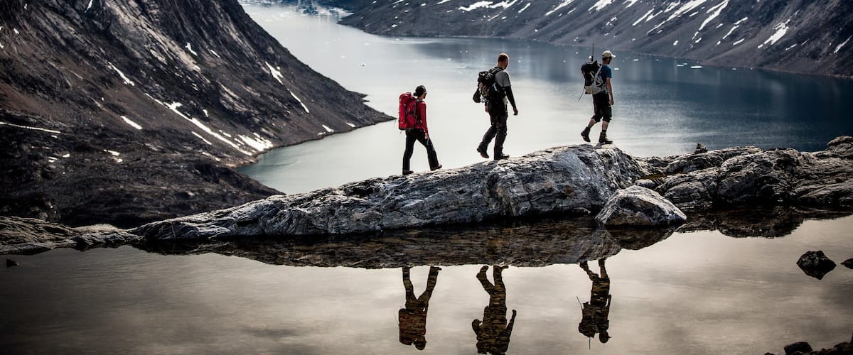 Grönland welches beinhaltet Schnee, Wandern oder Spazieren und Berge