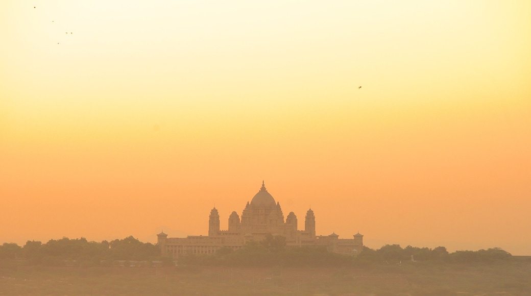 Palacio de Umaid Bhawan mostrando una puesta de sol y un castillo