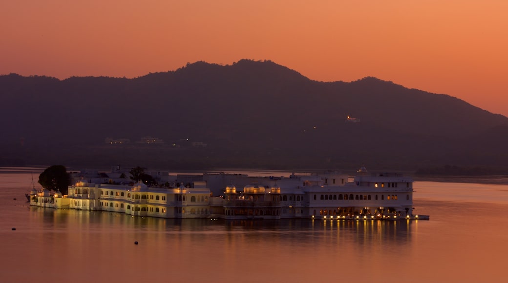 湖上皇宮 呈现出 夕陽, 綜覽海岸風景 和 海邊城市