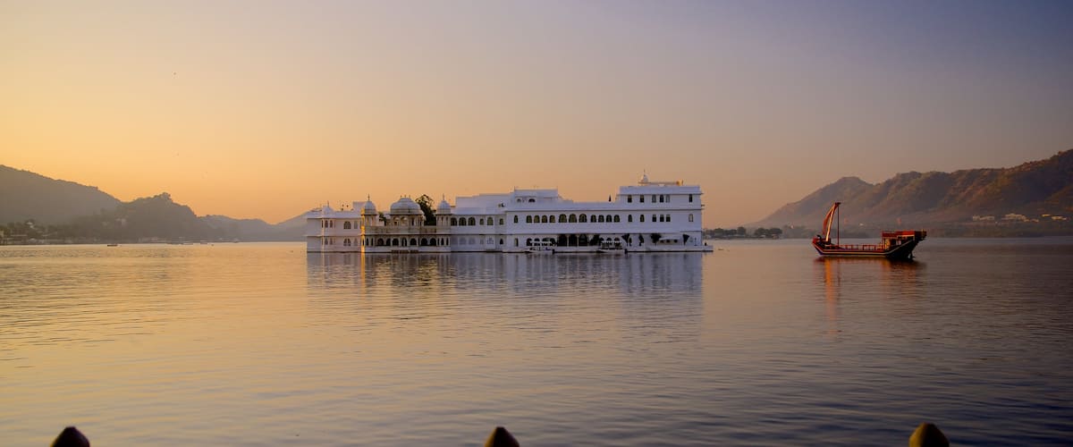 Hồ Palace trong đó bao gồm chèo thuyền, hồ nước và hoàng hôn