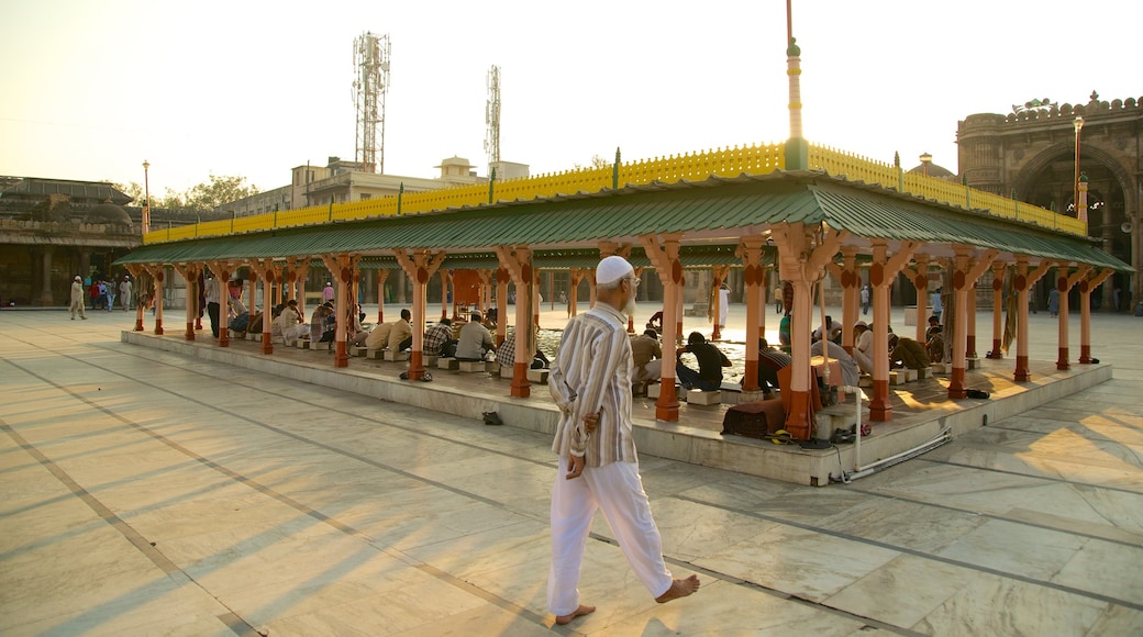 Jama Masjid Mosque welches beinhaltet Platz oder Plaza und Wellness und Spa