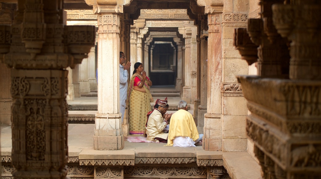 Adalaj Vav presenterar ett tempel eller plats för dyrkan och ett dagsspa såväl som en liten grupp av människor